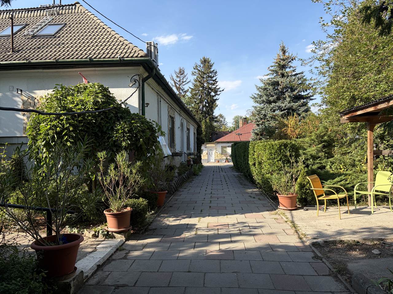 Az otthon udvara és épülete
