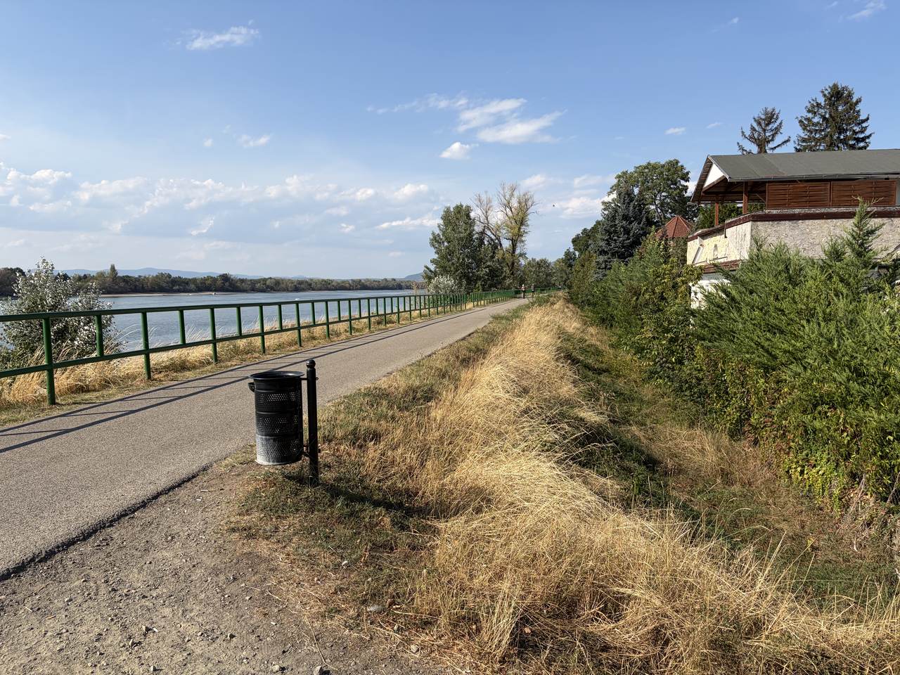 A Duna-parti sétány az otthon mellett